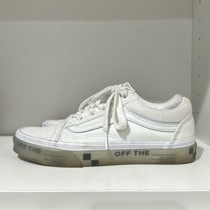 Old school sneaker vans in white.